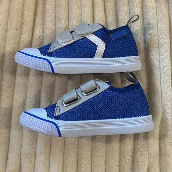 Big Bang - NWOT - velcro closing sneakers/runners. Size 6 - Picture 4 of 8